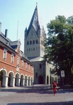 Das Rathaus und die Patrokli-Kirche