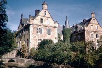 Schloss Surenburg bei Riesenbeck: Eingangsfront mit Seitenansicht des Seitenflügels