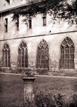 Stift Cappel, Lippstadt, ehemaliges Prämonstratenserkloster (gegr. im 12. Jh.), ab dem 16. Jh. bis 1971 ev. Damenstift, seit 1978 Berufskolleg 