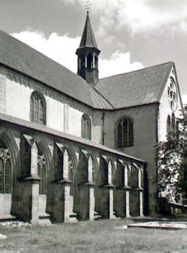Pfarrkirche Mariae Empfängnis: Seitenansicht mit Kreuzgang (Abteikirche des ehem. Zisterzienserklosters Marienfeld)