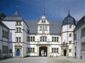Schloss Neuhaus: Gebäudepartien im Innenhof
