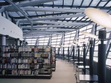 Stadt- und Landesbibliothek, Königswall 18: Lesebereich mit spezieller Beleutung im 1. Obergeschoss