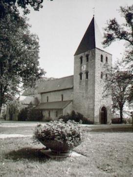 Kirche St. Landolinus in Boke: Turm und Langhaus von Nordwesten