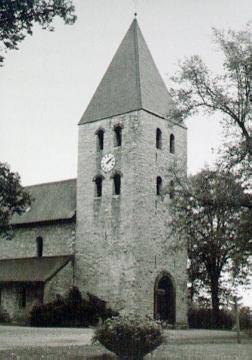 Kirche St. Landolinus in Boke: Turm und Partie des Langhauses von Nordwesten