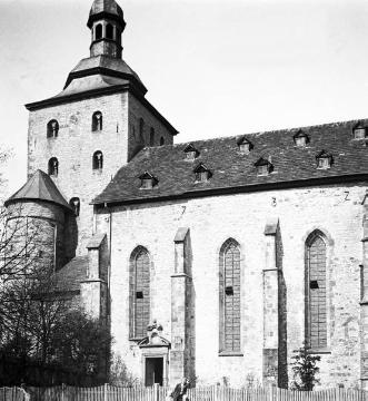 Kirche St. Saturnina in Neuenheerse: Turm und Langhauspartie der ehemaligen Stiftskirche