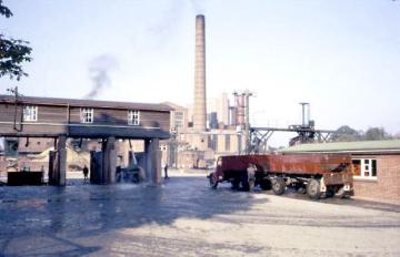 Zuckerrübenfabrik Lage: Beladener Anhänger vor dem Werksgebäude