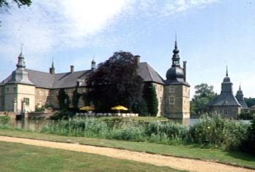 Schloss Lembeck: Hauptburg und Vorburg von Südwesten
