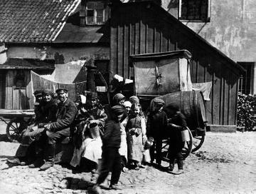 Kriegsschauplatz Polen um 1916: Hungernde Polen warten auf Essensreste vor einem deutschen Reservelazarett
