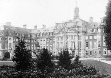 Das Residenzschloss, Hauptfront mit Kaiser Wilhelm-Denkmal, um 1901? Barockbau nach Plänen von Johann Conrad Schlaun, erbaut 1767-1787