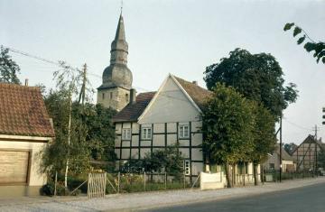 Blick auf den Turm der Pfarrkirche St. Stephanus in Oestinghausen
