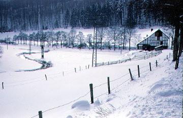 Die Odeborn mit verschneiter Talaue bei Girkhausen - 22 km langer Nebenfluss der Eder