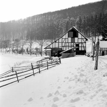 Fachwerkhaus im winterlichen Odeborntal bei Girkhausen