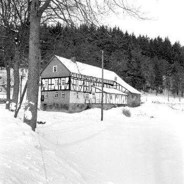 Im Odeborntal bei Bad Berleburg-Girkhausen: Alte Schmelzhütte, errichtet um 1830 von Carl Dickel aus Girkhausen, abgerissen im Zuge einer Straßenverbreiterung um 1970.