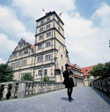 Schloss Brake (Weserrenaissance-Museum), erbaut 1584-91 von Hermann Wulff - im Vordergrund Junker-Darsteller Detlef Schoening, Tontechniker in der Landesbildstelle Westfalen
