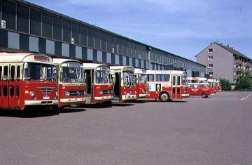 Buspark der Städtischen Verkehrsbetriebe; von links Fahrzeuge 2, 3 und 6: Mercedes Benz O 302 (Serienproduktion ab 1965), Fahrzeug 4: Mercedes Benz O 305 (Serienproduktion ab 1969),  Fahrzeug 7: Volkswagen T2 (Serienproduktion ab 1967).