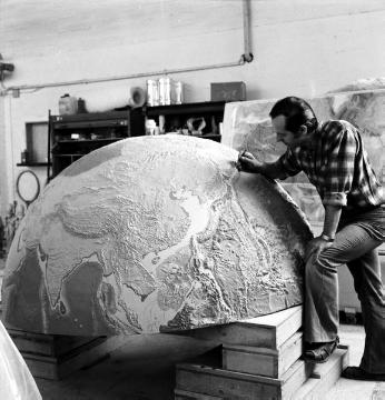 LWL-Museum für Naturkunde, im Planetarium: Arbeiten am Modell einer Weltkugel für das Planetarium