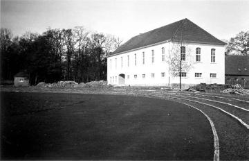 Provinzial-Heilanstalt Münster-Marienthal, 1938: Sporthalle und Sportplatz mit Zuschauertribüne (im Bau), fertiggestellt 1939.