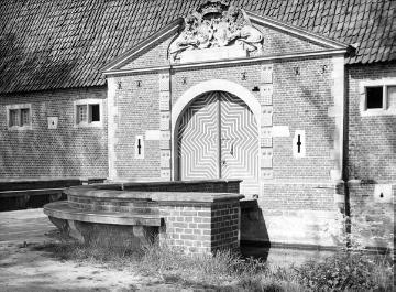 Haus Borg: Risalit des Torhauses mit Wappentafel und kunstvoll verziertem Tor