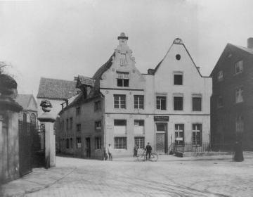 Doppelhaus mit Möbelgeschäft an der Johannisstraße 14/15, links die Gasse zum Jesuitenkolleg
