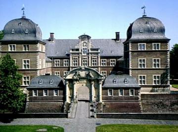 Schloss Ahaus, Haupttrakt mit Toranlage in der Gesamtansicht von Südwesten