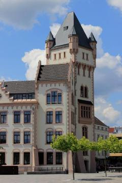 Burgturm der Hörder Burg am Phoenix-See, Dortmund-Hörde. Erbaut im 12. Jh., Stammsitz der Adelsfamilie Hörde. Im 19. Jh. als Walzwerk genutzt. 2011 saniert, ab 2018 Sitz der Sparkassenakademie NRW.