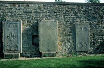 Klosterruine Gravenhorst: Mauerpartie mit Grabplatten der ehemaligen Äbtissinnen