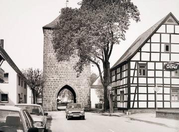 Rühen, Hachtorstraße mit Hachtor - einzig erhaltenes von vier Stadttoren der mittelalterlichen Stadtbefestigung, erbaut im 14. Jh. aus Rüthener Sandstein.