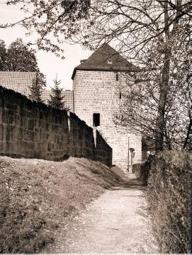 Rühen, Partie der 3 Kilometer langen Stadtmauer mit Hachtor - einzig erhaltenes von vier Stadttoren der mittelalterlichen Stadtbefestigung, erbaut im 14. Jh. aus Rüthener Sandstein.
