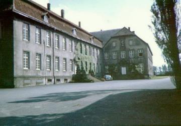 Ehem. Benediktinerinnenkloster (1149-1810): Konventsgebäude, Neubau 1698-1722 auf romanischen Grundmauern, und Abteigebäude von 1744 (rechts)