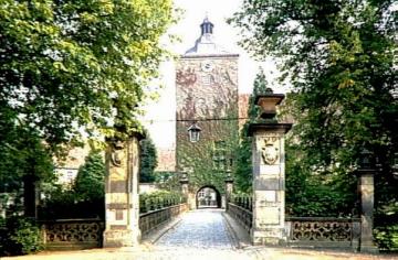 Schloss Steinfurt, Torturm mit Brückenzufahrt zur Hauptburg