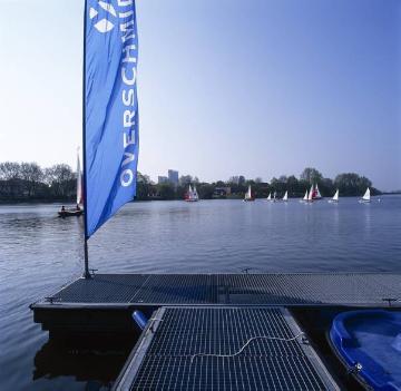 Der Aasee aus Richtung Adenauerallee, vorn: Bootssteg der Yachtschule Overschmidt