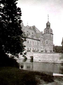Schloss Darfeld, Teilansicht mit Gräftenbrücke, um 1940?: Ursprungsbau 1612-18 errichtet von Gerhard Gröninger, nach Brand 1899 Wiederaufbau durch Hermann Schaedler 1902
