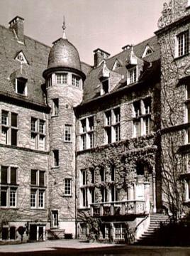 Schloss Darfeld,  Partie des Galleriebaus mit Treppenturm: Ursprungsbau 1612-18 errichtet von Gerhard Gröninger, nach Brand 1899 Wiederaufbau durch Hermann Schaedler 1902
