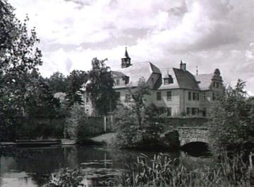 Haus Langenbrück, erbaut 1825: Blick über die Gräfte zum Herrenhaus, um 1940?