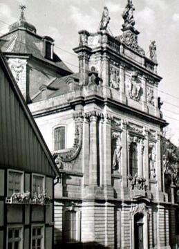 Die Giebelfassade der ehemaligen Jesuitenkirche Maria Immaculata