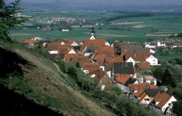 Das Fachwerkstädtchen Schwalenberg, gegründet durch die Grafen Schwalenberg als unbefestigtes Suburbium am Fuße der gleichnamigen Burg (1231 urk. erwähnt, Stadtrechte 1906)