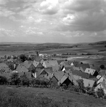 Schwalenberg, 1968: Der "Grafenblick" auf das Dorf, gegründet durch die Grafen Schwalenberg als unbefestigtes Suburbium am Fuße der gleichnamigen Burg, urkundlich erstmals erwähnt 1231, Stadtrechte seit 1906