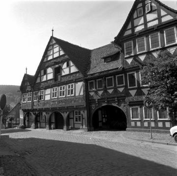 Das Rathaus von Schwalenberg, ca. 1970: Fachwerkbau der Weserrenaissance, erbaut 1579 und ältestes Haus der Stadt