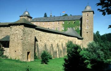 Burg Schnellenberg: Außenmauer und Vorburg