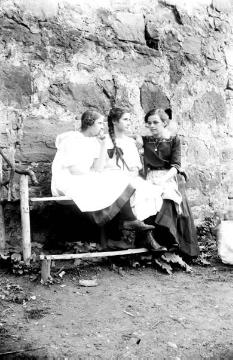 Drei Mädchen im Sonntagskleid - Familien- oder Freundeskreis des Fotografen Julius Gärtner