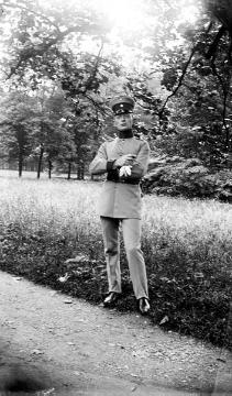 Offizier in Ausgehuniform aus dem Familien- oder Freundeskreis des Fotografen Julius Gärtner. Undatiert, um 1910?
