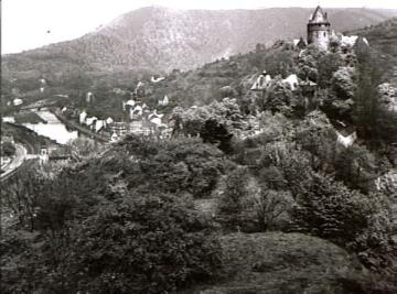 Ortsbild mit Lennetal und Burg Altena