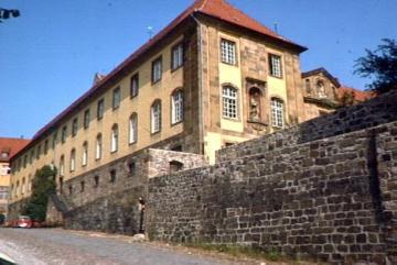 Ehem. Benediktinerkloster (1052-1803) und bischöfliches Schloss Iburg: Gebäudepartie mit Mauer (bauliche Erneuerung der Anlage durch Johann Conrad Schlaun 1750-1755)