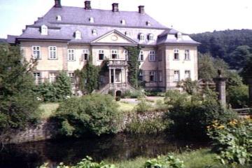 Schloss Körtlinghausen, Frontansicht: Erbaut 1716-43 nach Plänen von Justus von Wehmer, seit 1830 Familiensitz der Freiherren von Fürstenberg