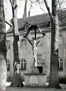 Franziskanerkloster Warendorf, 1950: Gabelkruzifix vor dem Westflügel