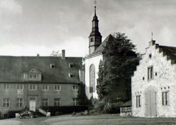 Ehem. Zisterzienserinnenkloster (1243-1810) mit Klosterkirche St. Peter und Paul, später Gutshof