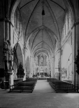St. Paulus-Dom: Blick durch das Mittelschiff zum Chor