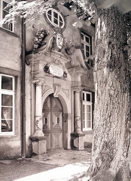 Barockportal von Kloster Paradiese (heute Klinik)