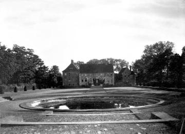 Haus Borg, neubarockes Gartenparterre mit Rundbassin - im Hintergrund: Herrenhaus und Brauhaus, um 1930?