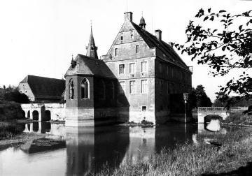 Haus Hülshoff: Herrenhaus und neugotische Kapelle von der Gräftenseite, um 1930?